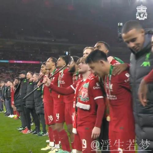 英超封王!利物浦球迷万人高唱队歌,众将动情泪洒 英超封王!利物浦球迷万人高唱队歌,众将动情泪洒