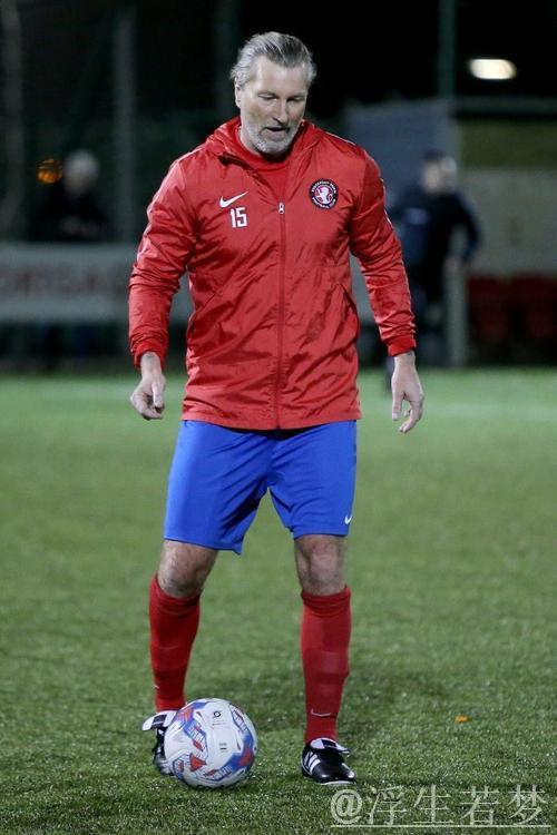 英超传奇罗比-萨维奇执教首秀,率队勇夺英格兰第七级联赛冠军成功升级 英超传奇罗比-萨维奇执教首秀,率队勇夺英格兰第七级联赛冠军成功升级